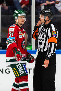 Frölundas Nicklas Lasu diskuterar med domare Andreas