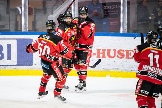 Luleås Jack Connolly jublar med lagkamrater