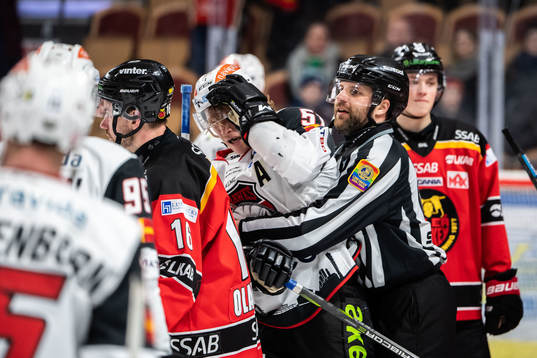 Malmö Redhawks Emil Sylvegård hålls fast