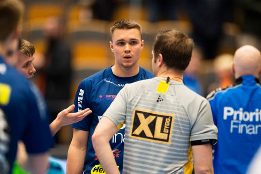 Redbergslids Oliver Wigmark i diskussion domare Michael