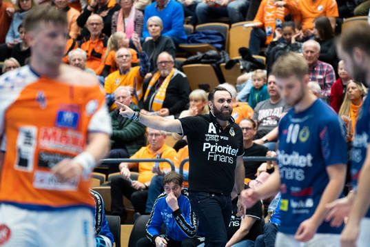 Redbergslids tränare Jasmin Zuta agerar