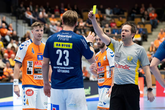 Redbergslids Oskar Ysander får varning av domare Michael