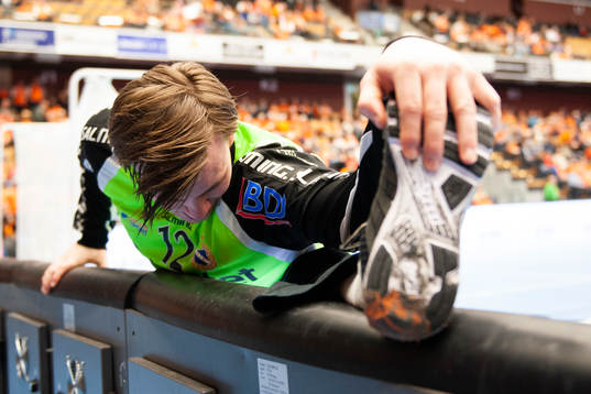 Redbergslids målvakt Kristian Zetterlund värmer upp