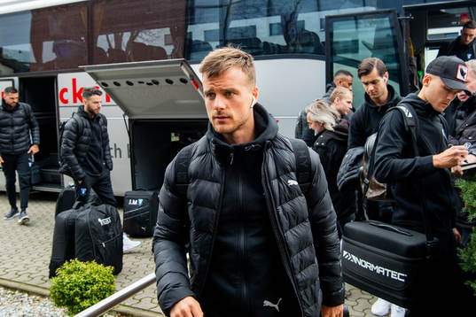 Eric Larsson arrives at the hotel