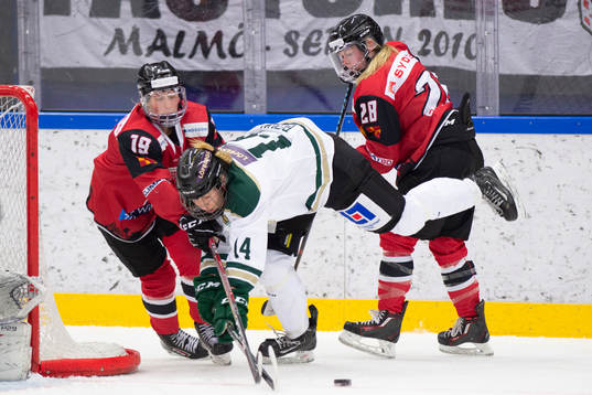 Färjestads Elin Benn mellan Malmö Redhawks Josephine