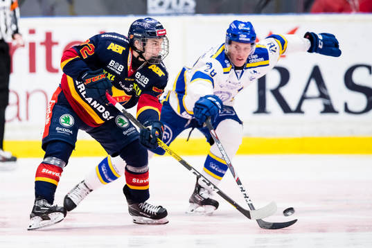 Djurgårdens William Eklund i kamp om pucken med Leksands