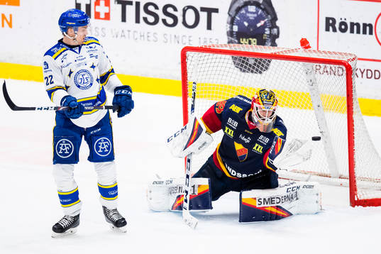 Djurgårdens målvakt Niklas Svedberg med en räddning