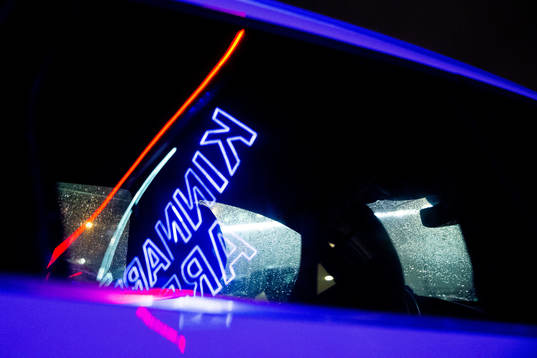 Kinnarps Arenas logotyp speglas mot en bil