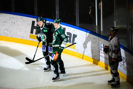 Färjestads Linus Arnesson och Gustav Rydahl jublar