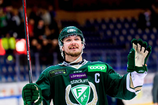 Färjestads Linus Johansson jublar och tackar publiken