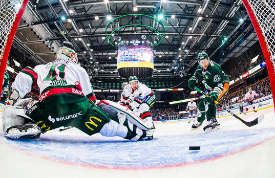 Färjestads Per Åslund skjuter 1-0 bakom Frölundas