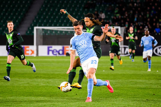 Marcus Antonsson of Malmö FF and Kevin Mbabu of Wolfsburg