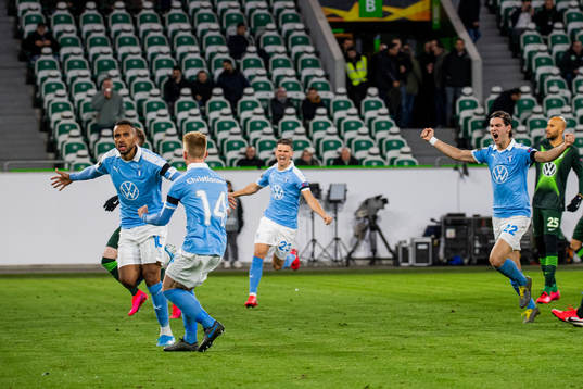 Isaac Kiese Thelin celebrates with Anders Christiansen,