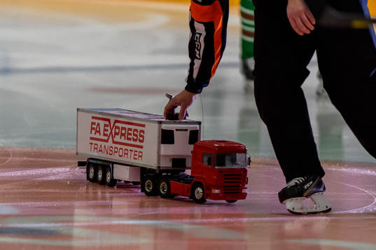En lastbil med puck innan ishockeymatchen i SHL mellan