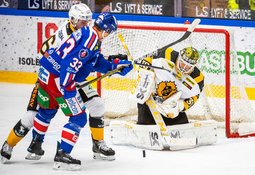 Oskarshamns Filiph Engsund och Skellefteås målvakt Gustaf