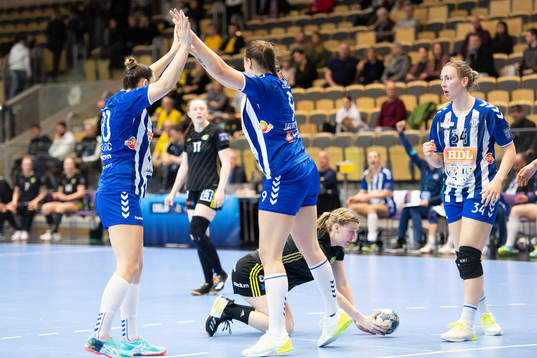 Sävehofs Johanna Forsberg deppar medans spelare i