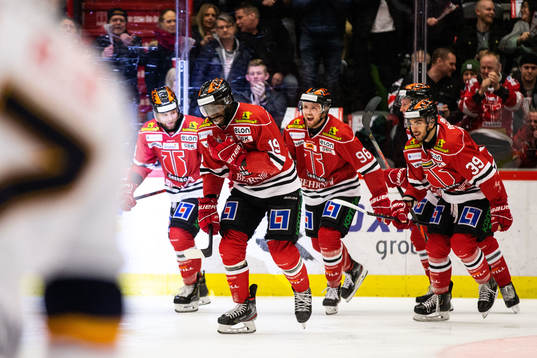 Örebros Daniel Muzito Bagenda och Robin Kovacs jublar