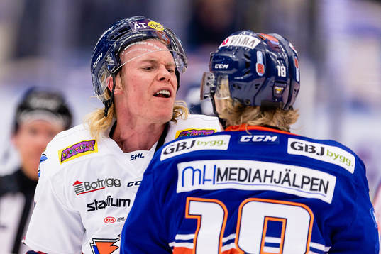 Irriterat mellan Linköpings Samuel Lofquist och Växjös