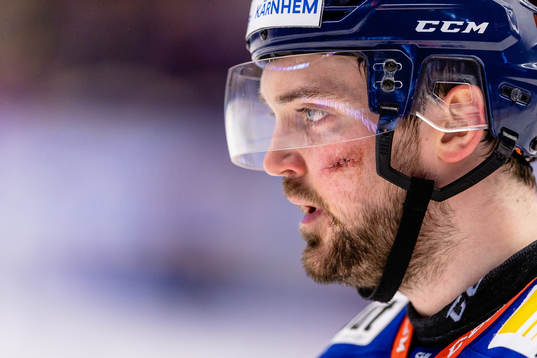 Växjös Tim Erixon med ett sytt sår på kinden