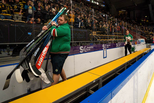 Rögles materialförvaltare Frederik Andersen bär klubbor