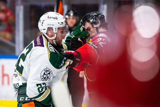 Färjestads Per Åslund och Luleås Oscar Engsund i bråk