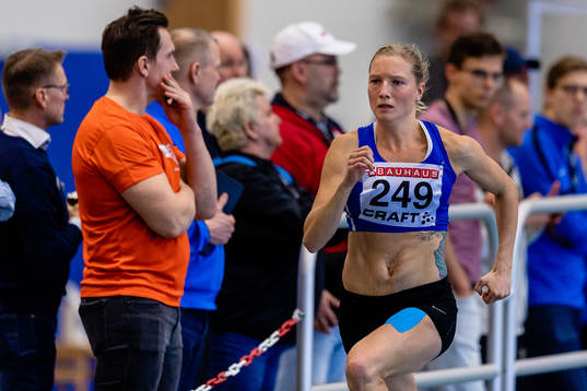 Moa Hjelmer, Spårvägens FK springer damernas 200m