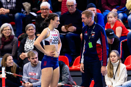 Rebecka Abrahamsson, Örgryte IS, pratar med Yannick Tregaro