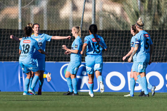Andrea Norheim of Avaldsnes celebrates with team mates