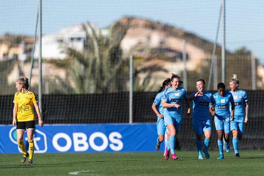 Andrea Norheim of Avaldsnes celebrates with team mates