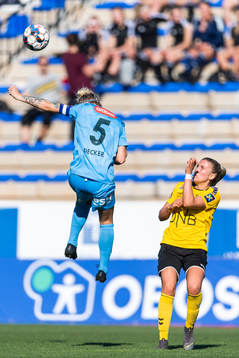 Robyn Decker of Avaldsnes and Emilie Nautnes of LSK Kvinner