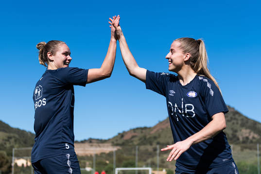 Andrine Tomter and Sigrid Heien Hansen of Vålerenga