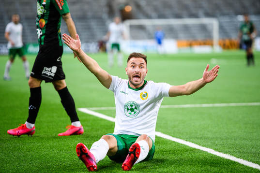 Hammarbys Muamer Tankovic reagerarunder fotbollsmatchen i