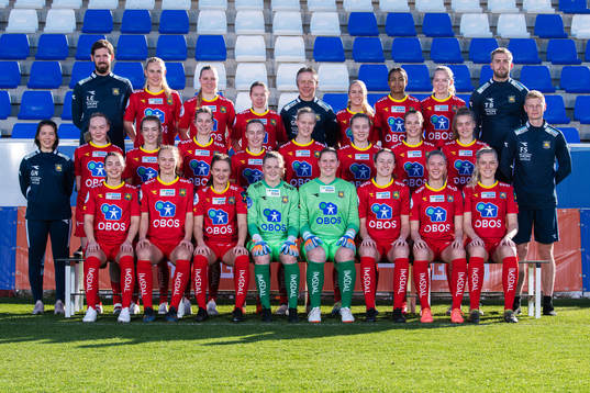 Røa poses for a team photo