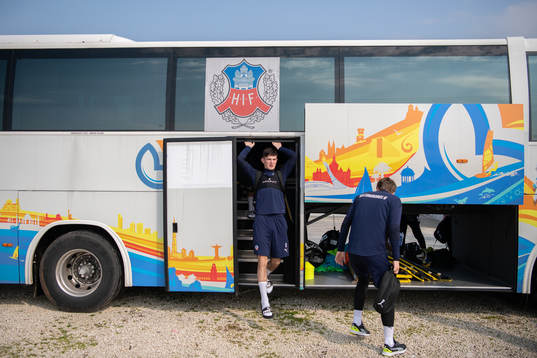 Armin Gigovic går av spelarbussen
