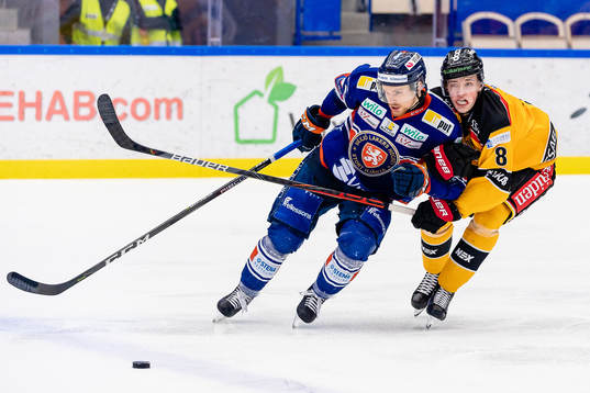 Växjös Brendan Shinnimin i kampade Luleås Noel Gunler