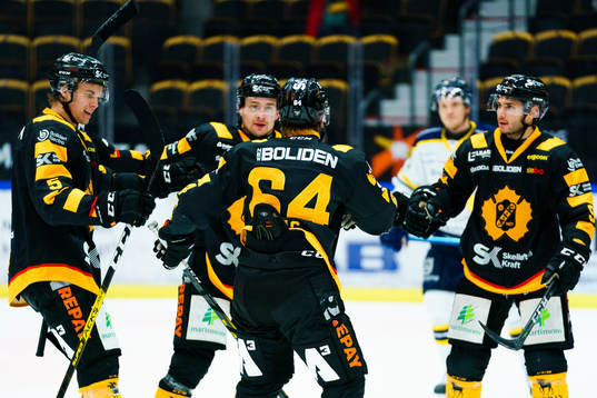 Skellefteås Jonathan Pudas jublar med Philip Broberg ,