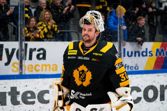 Skellefteås målvakt Gustaf Lindvall  jublar
