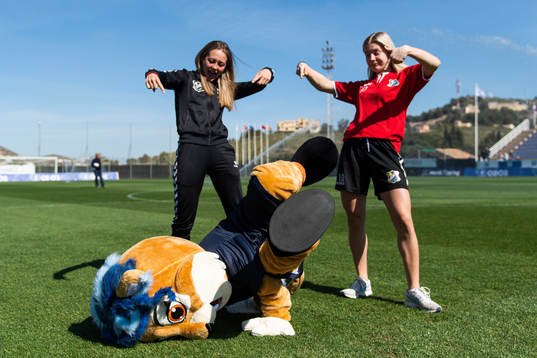 Camilla Linberg and Runa Lillegård of Lyn with the mascot