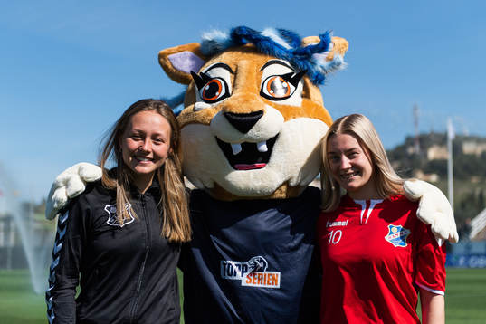 Camilla Linberg and Runa Lillegård of Lyn with the mascot