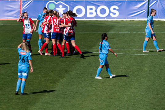 Players of Lyn celebrate