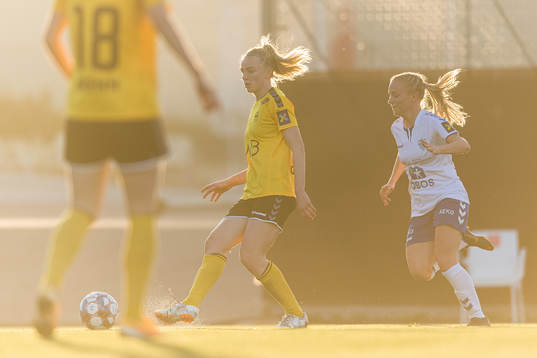 Ina Gausdal of LSK Kvinner and Tone Bettina Pirisi of
