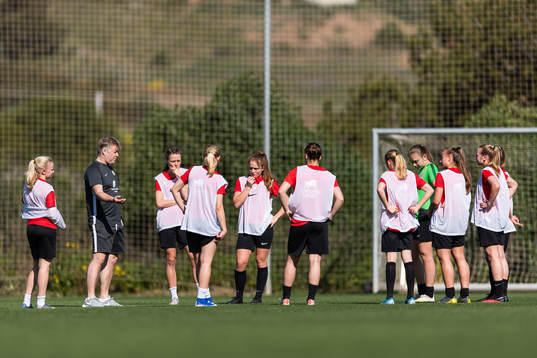 Kjetil Lone, assistant coach of Arna-Bjørnar, instructs