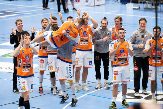 Kristianstads Alfred Ehn lyfter Philip Henningsson