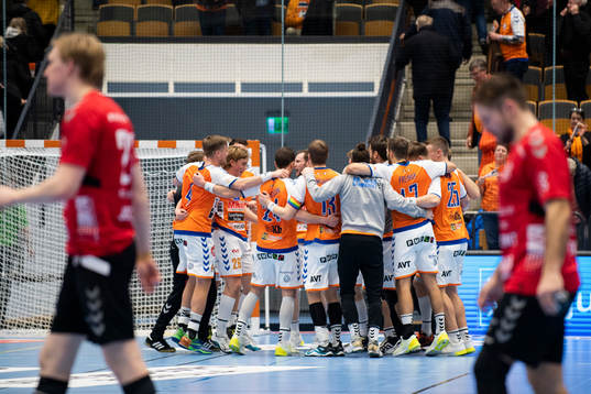 Kristianstads spelare jublar och Guifs spelare deppar