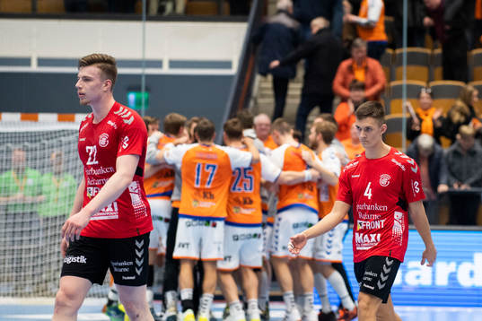 Kristianstads spelare jublar och Guifs Erik Persson och