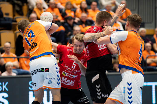Kristianstads Olafur Gudmundsson och Adam Nyfjäll i kamp