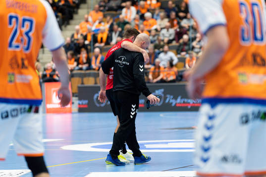 Guifs Robin Andersson Dickfors får hjälp att lämna planen