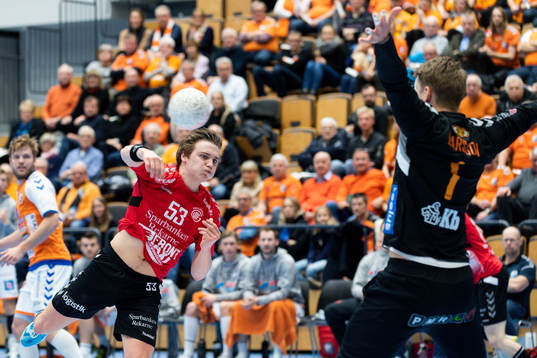 Guifs Andreas Windahl och Kristianstads målvakt Leo Larsson