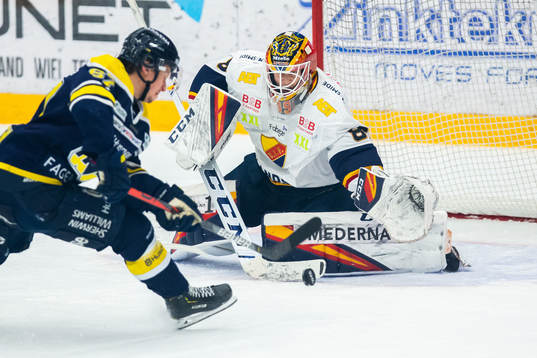 s Christoffer Törngren och Djurgårdens målvakt Niklas