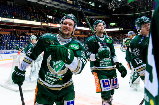 Färjestads Jesper Olofsson jublar och tackar publiken